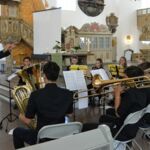 Das Landesjugendposaunenchor spielt in der Kirche ein Musikstück
