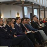 Die Gäste sitzen in auf ihren Plätzen