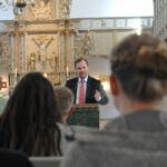 Staatssekretär Dr. Matthias Badenhop hält in der Kirche eine Rede