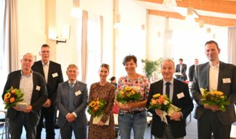 Auf dem Bild sieht man die neu gewählten Vorstandsmitgliedern. Ihnen wurden zur Wahl Blumen überreicht im Rahmen der Mitgliederversammlung im Jahr 2022.
